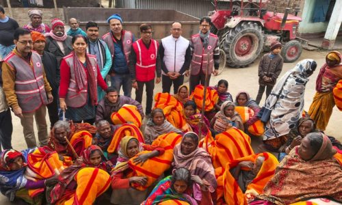 रेडक्रोस सोसाइटी ने टिकैली गाँव के निःसहाय लोगों के बीच किया कम्बल वितरण ।
