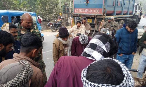 स्टेट हाईवे 77 पर बाइक व जुगाड़ गाड़ी की टक्कर, दो गंभीर घायल