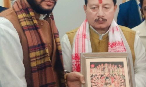 उप मुख्यमंत्री को भगवान परशुराम जी की तस्वीर देखकर हितेश ने किया अभिनंदन।