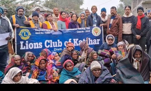 लायंस क्लब ने छोटी कजरा गाँव के निःसहाय लोगों के बीच बांटा कम्बल