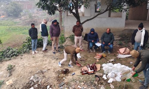 मनिहारी थाना परिसर में 208 लीटर जब्त शराब का विनष्टीकरण।