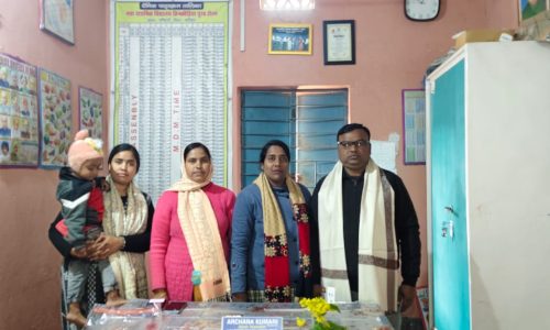 सावित्रीबाई फुले जयंती पर प्रधान शिक्षिका ने सहकर्मियों को किया सम्मानित।