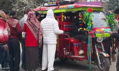 कुरसेला में बाइक व ई-रिक्शा की टक्कर, बाइक सवार रेफर