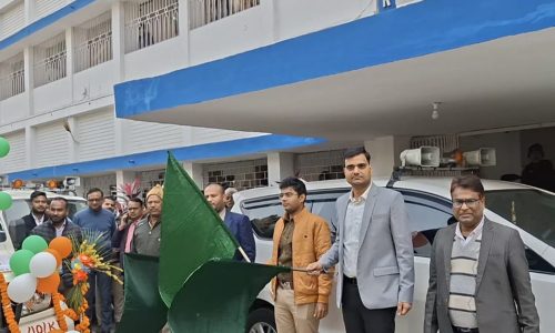 डीएम एवं एसपी ने सड़क सुरक्षा जागरूकता रथ को हरी झंडी दिखाकर किया रवाना