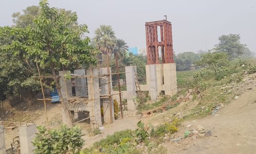 अधूरा फुटओवरब्रिज बना खतरा, जान जोखिम में डालकर ट्रैक पार करने को मजबूर यात्री