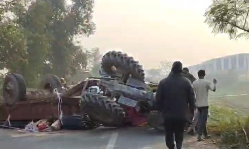 एनएच-31 पर सरिया लोड ट्रैक्टर पलटा, बड़ी घटना टली बाल बाल बचे ड्राइवर।