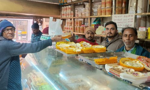 कटिहार में मकर संक्रांति का त्योहार नेम निष्ठा के साथ मनाया                          बड़ी संख्या में लोगों ने तील युक्त मिठाई की किया खरीदारी