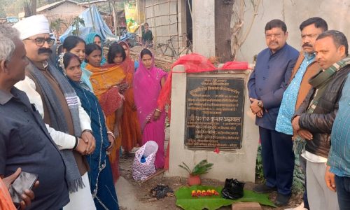 विधान पार्षद अशोक कुमार अग्रवाल ने विधान परिषद् कोष से बने सड़क का किया उद्घाटन