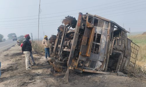 एनएच-31 पर ट्रक पलटा, लगी भीषण आग — ट्रक व धान का भूसा जलकर खाक।