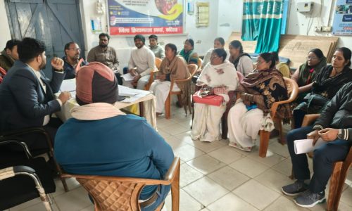 कुरसेला स्वास्थ्य केंद्र में स्वास्थ्यकर्मियों की बैठक, टीकाकरण पर विशेष जोर