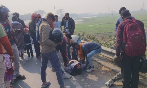 एनएच -31 सड़क पर  सड़क हादसा में बाइक सवार दो युवक गंभीर
