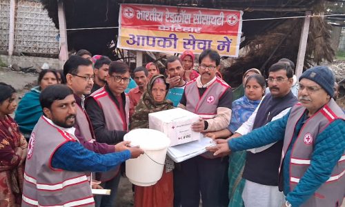 अग्निकांड के पीड़ितों को रेडक्रोस सोसाइटी ने बांटा राहत सामग्री ।
