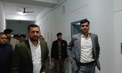 जिलाधिकारी आशुतोष द्विवेदी ने शनिवार को देर शाम बलरामपुर प्रखंड का दौरा किया।