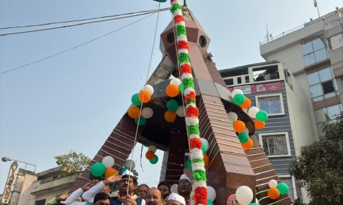 शहीद चौक पर नगर कांग्रेस अध्यक्ष ने फहराया झंडा।