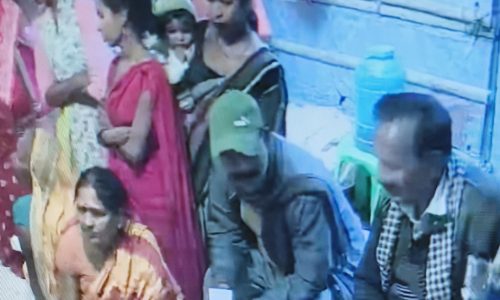 कपड़ा खरीदारी के दौरान 50 हजार की पैकेटमारी, सीसीटीवी में महिला संदिग्ध कैद।