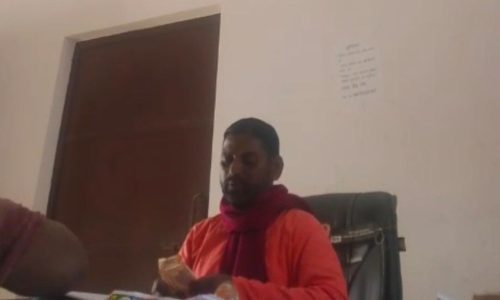 मनरेगा ग्राम कचहरी में रुपये लेने का वीडियो वायरल, जांच के आदेश जारी