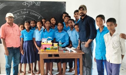 उत्क्रमित मध्य विधालय रायपुर नवादा छात्र-छात्राएं स्कूल ड्रेस में आते हैं विद्यालय-प्रधानाध्यापक कुशल व्यवहार के साथ साथ कुशल प्रशासक भी हैं