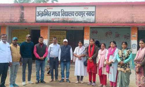 प्राथमिक विद्यालय मोहनी पीपरा के प्रधानाध्यापिका प्रति दिन छात्र उपस्थित पंजी का अवलोकन करते हैं
