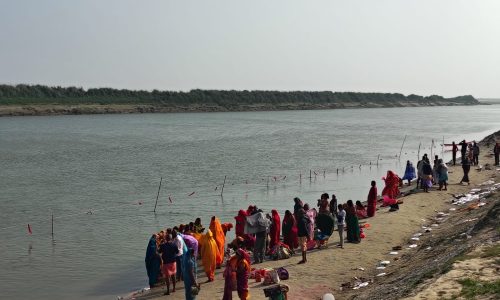 त्रिमुहानी संगम तट पर आस्था की डुबकी लगाने को लेकर घाटों पर उमड़ी भीड़