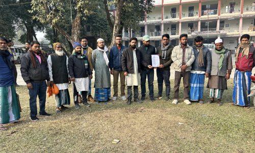 तालाब की ज़मीन पर पंचायत भवन निर्माण का विरोध में ग्रामीणों ने एसडीएम को सौंपा आवेदन।