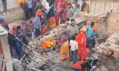 गैस सिलेंडर में आग लगने से दो घर जलकर खाक,फोटो : अगलगी की घटना में दो घर जलकर खाख