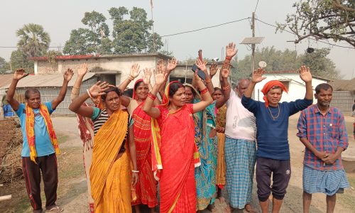 सड़क मरम्मतीकरण में लापरवाही का आरोप, ग्रामीणों में आक्रोश।