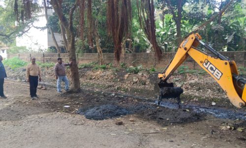 रेल मंडल अंतर्गत डीआरएम के नेतृत्व में  रेल परिसर में सघन सफाई अभियान संपन्न-महा सफाई अभियान में डीआरएम किरेंद्र नरह,एडीआरएम मनोज कुमार सिंह टीम के साथ मौजूद रहे