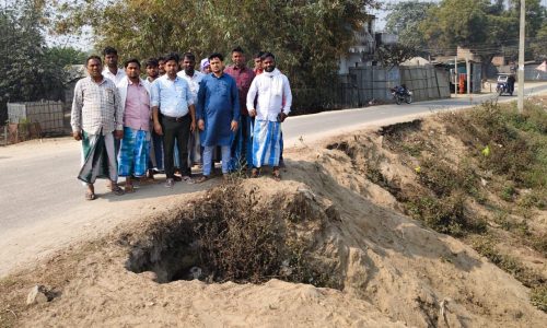 हथियादियरा गांव में सड़क कटाव की मरम्मत की मांग को लेकर ग्रामीणों ने प्रदर्शन करते हुए नारेबाजी किया।