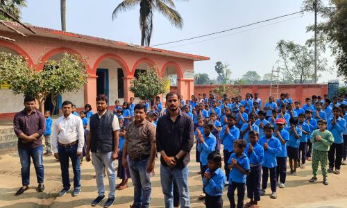 उत्क्रमित मध्य विद्यालय गढ़बैना छात्र-छात्राएं स्कूल ड्रेस में नियमित रूप से विद्यालय आते हैं-छात्र छात्राएँ अनुशासित ढंग से विधालय में रहकर पठन-पाठन करते है