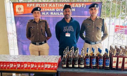 कटिहार में आरपीएफ की बड़ी कार्रवाई :हाटे बाजार एक्सप्रेस ट्रेन से 83.700 लीटर प्रतिबंधित शराब किया बरामद
