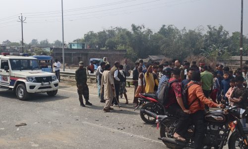 गलत लेन में आ रही सीएनजी टेंपो से टकराई बाइक, तीन गंभीर घायल