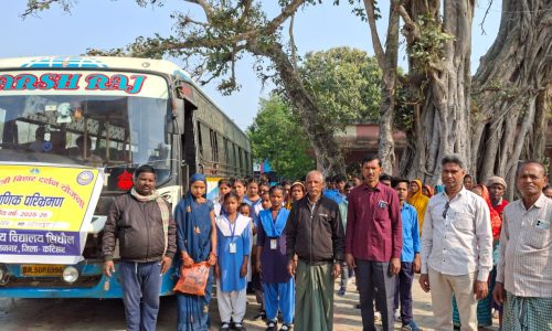 उत्क्रमित मध्य विद्यालय सिंघौल के छात्र-छात्राओं को भागलपुर परिभ्रमण कराया -बस को हरी झंडी दिखाकर प्रधानाध्यापक हारून रशीद ने किया रवाना