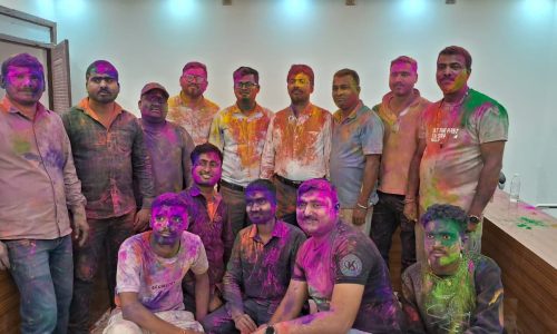 नगर पंचायत में मना होली मिलन समारोह।अमदाबाद।नगर पंचायत के सभागार में शनिवार को होली मिलन समारोह का आयोजन किया गया।