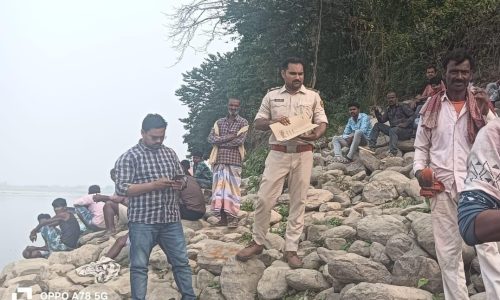 मछली पकड़ने गये मछुआरे की नदी में डूबने से हुई मौत-परिजनों का रो-रो कर हो रहा है बुरा हाल