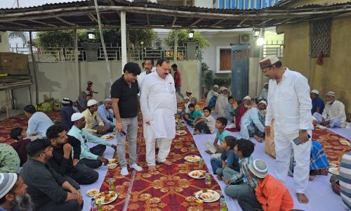मुख्य पार्षद सह राजद नेता के आवास पर दावत-ए-इफ्तार का आयोजन -ऐसे आयोजनों से मजबूत होता है आपसी भाईचारा:राजेश कुमार उर्फ लाखों यादव