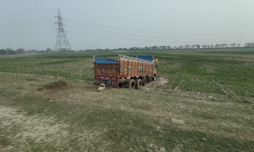 ट्रक अनियंत्रित होकर पलटी, चालक-उपचालक बाल-बाल बचे।