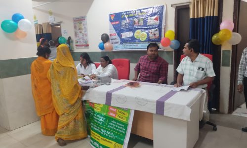 कुरसेला सीएचसी में परिवार नियोजन पखवाड़ा गर्भवती महिलाओं का जांच।