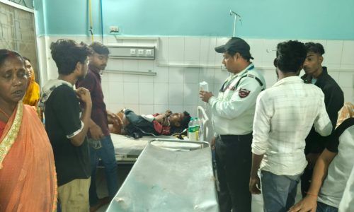 बिना शटडाउन 11 हजार वोल्ट लाइन पर चढ़ाया युवक, करंट लगने से गंभीर