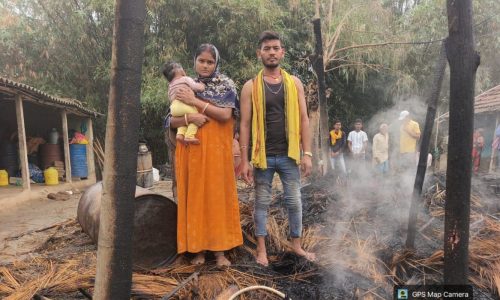काटाकोश मे आग लगने से  अनेक घर तबाह अग्नि पीडितो को राहत मुहैया कराने की तैयारी मे जूटा स्थानीय प्रशासन।