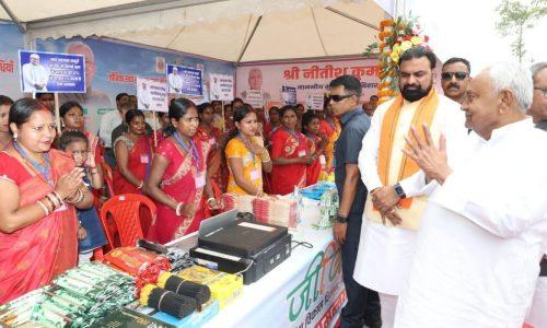 मुख्यमंत्री नीतीश कुमार ने बरझल्ला में किया पंचायत सरकार भवन का उद्घाटन।