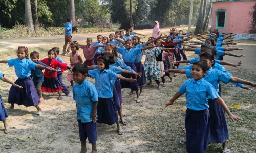 प्राथमिक विद्यालय सिकटिया के शत प्रतिशत छात्र छात्राएं स्कूल ड्रेस में विधालय आते हैं