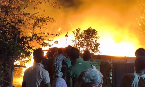 इंदिराग्राम में भीषण अगलगी, तीन घर जलकर राख, 50 हजार नगद सहित करीब दो लाख की संपत्ति स्वाहा, अलाव से आग लगने की आशंका