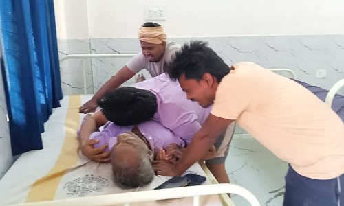 देवीपुर चौक के पास भीषण सड़क हादसा : वृद्ध की मौत, चालक सहित छह घायलपिकअप की टक्कर से पलटा टेंपू