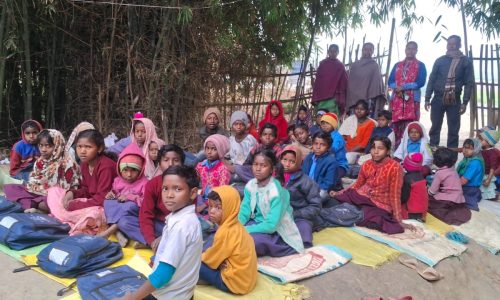 प्राथमिक विद्यालय दीधा पार के बच्चें पेड़ के नीचे जमीन पर बैठकर पढ़ने को है विवश