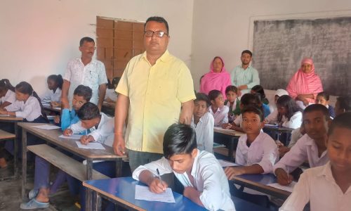 उत्क्रमित मध्य विद्यालय गैरिया के शत प्रतिशत छात्रों ने परीक्षा में लिया भाग
