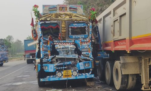 तेज रफ्तार ट्रक ने हाईवा को मारी टक्कर, चालक-उप चालक बाल-बाल बचे