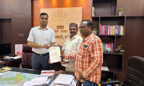 किसानों को मुआवजा व ऋण माफी को लेकर कांग्रेस नेताओं ने डीएम को सौंपा ज्ञापन