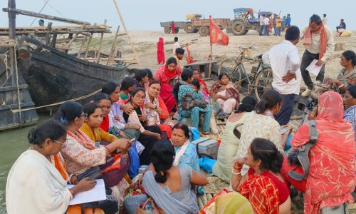 दियारा में स्वास्थ्य की दस्तक: नाव-ट्रैक्टर से पहुंची टीम, 110 बच्चों का टीकाकरण