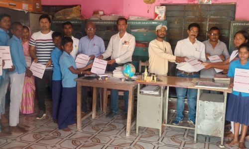 मध्य विद्यालय निखरा में प्रगति पत्रक वितरण समारोह सह अभिभावक शिक्षक संगोष्ठी आयोजित