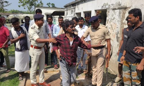 शराबबंदी की उड़ा रहे धज्जियां: नशे में धुत अर्धनग्न प्रभारी चिकित्सा पदाधिकारी गिरफ्तार।